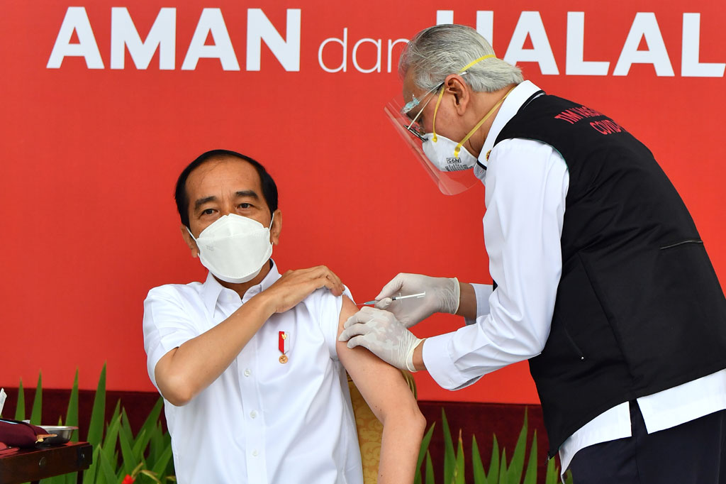 Jokowi juga ditanya pernah terkonfirmasi covid-19 dan mengalami batuk. Jokowi menjawab tidak pernah.