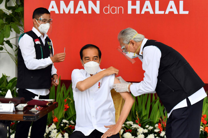 Sebelum vaksin disuntikkan, Presiden lebih dulu melewati sejumlah tahapan pemeriksaan apakah layak atau tidak untuk disuntik vaksin, mulai dari pengecekan tensi darah hingga wawancara singkat terkait kondisi terkini.