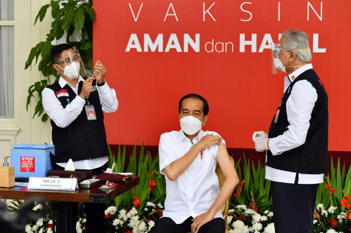 Presiden Joko Widodo menjalani vaksinasi covid-19 menggunakan vaksin Sinovac di teras Istana Merdeka Jakarta, Rabu, 13 Januari 2021. Jokowi menjadi orang pertama di Indonesia yang divaksin korona.