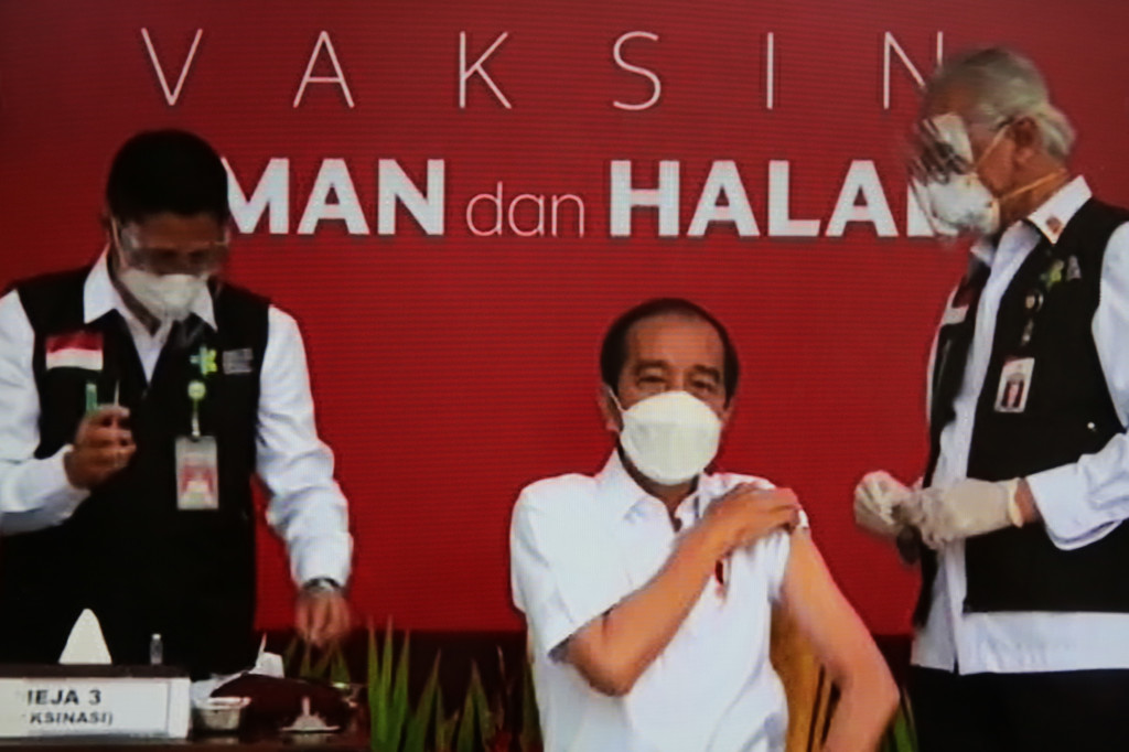 Setelah pemeriksaan kesehatan, Jokowi langsung menuju meja penyuntikan. Pria kelahiran Solo ini mengaku tidak merasa sakit saat disuntik.