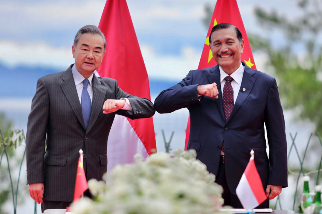 Menteri Luar Negeri (Menlu) Tiongkok Wang Yi melakukan kunjungan ke Parapat, kelurahan yang berbatasan langsung dengan Danau Toba, Sumatera Utara, Selasa, 12 Januari 2021. Kunjungan Wang Yi disambut Menteri Koordinator (Menko) Bidang Kemaritiman dan Investasi Luhut Binsar Pandjaitan.