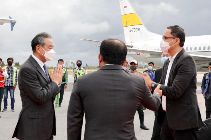 Wang Yi dijadwalkan melakukan kunjungan di Indonesia selama dua hari, yakni pada 12-13 Januari 2021 dalam rangkaian kunjungan ke empat negara anggota Perhimpunan Bangsa-Bangsa Asia Tenggara (ASEAN) yakni Myanmar, Indonesia, Brunei Darussalam, dan Filipina pada 11-16 Januari 2021.