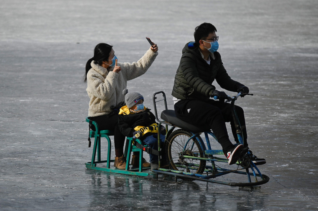 Danau tersebut pun menjadi area ice skating musiman.