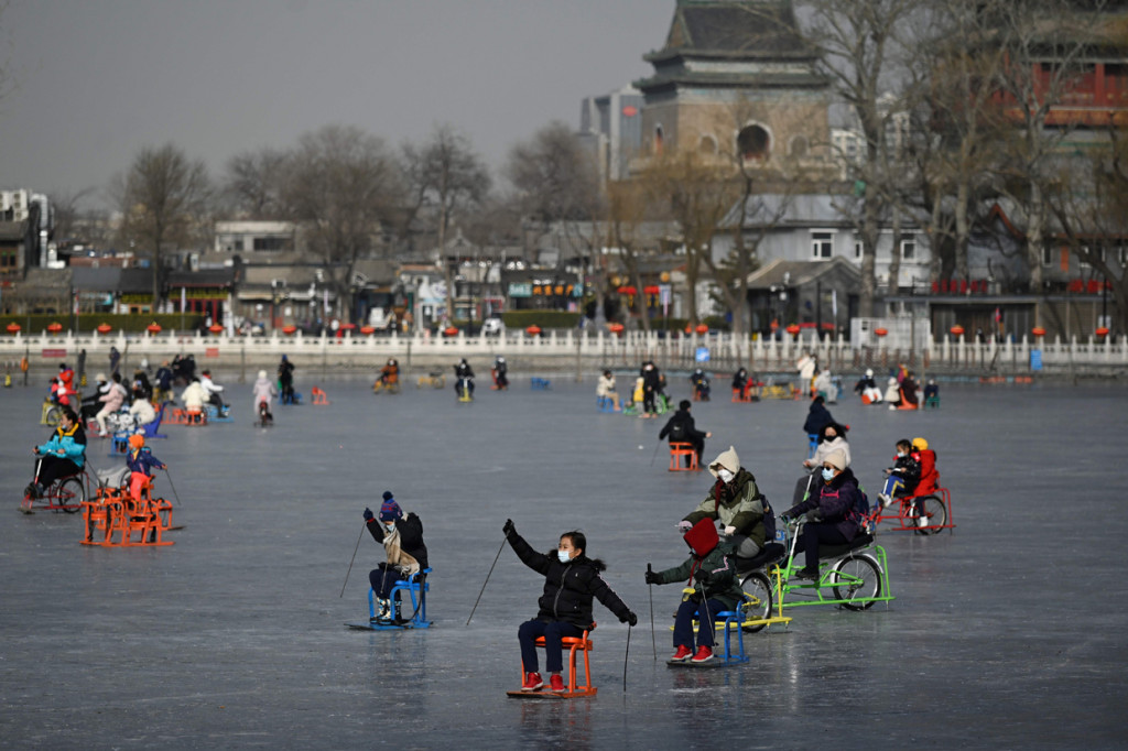 Warga menggunakan kereta luncur di danau beku di Beijing, Selasa, 12 Januari 2021.
