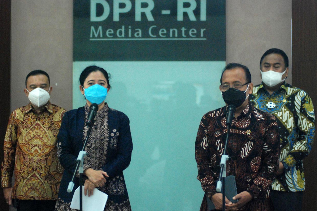 Ketua DPR Puan Maharani (tengah) didampingi Wakil Ketua DPR Rachmat Gobel (kanan), Aziz Syamsuddin (kiri), Sufmi Dasco Ahmad (kedua dari kiri) dan Menteri Sekretaris Negara Pratikno (kedua dari kanan) membacakan surat presiden tentang calon Kapolri di Kompleks Parlemen, Senayan, Jakarta.