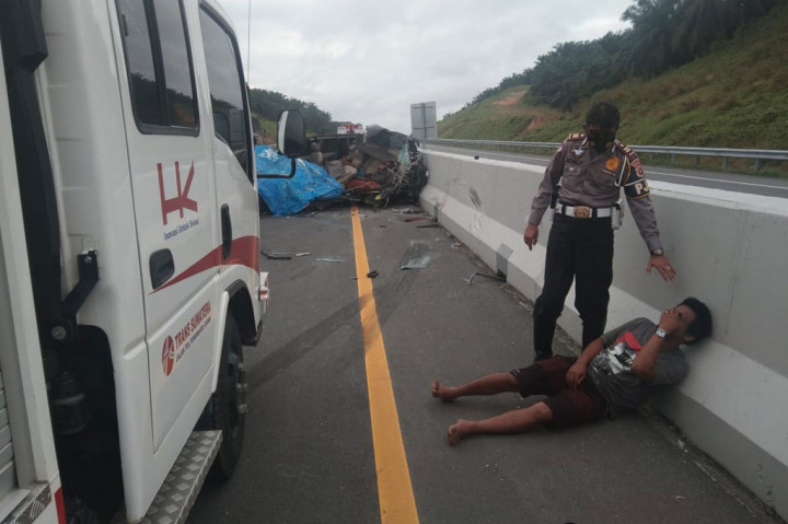Insiden itu terjadi pada Rabu sekitar pukul 08.30 WIB. Kecelakaan tersebut melibatkan kendaraan jenis truk Fuso dengan pelat kendaraan BK-8600-KG di KM 32 Jalur B Lajur 1 dan minibus dengan pelat kendaraan BM-1730-PM. 