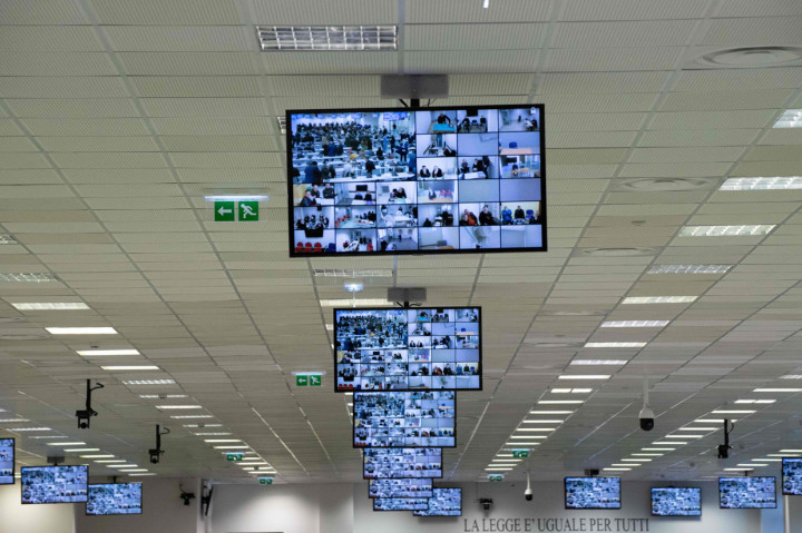 Gambar menunjukkan layar televisi yang dipasang di ruang sidang khusus pada 13 Januari 2021 sebelum pembukaan persidangan maksimum 'Rinascita-Scott' di mana lebih dari 350 terduga anggota kelompok mafia 'Ndrangheta Calabria dan rekan mereka diadili di Lamezia Terme, Calabria. AFP Photo/Gianluca Chininea
