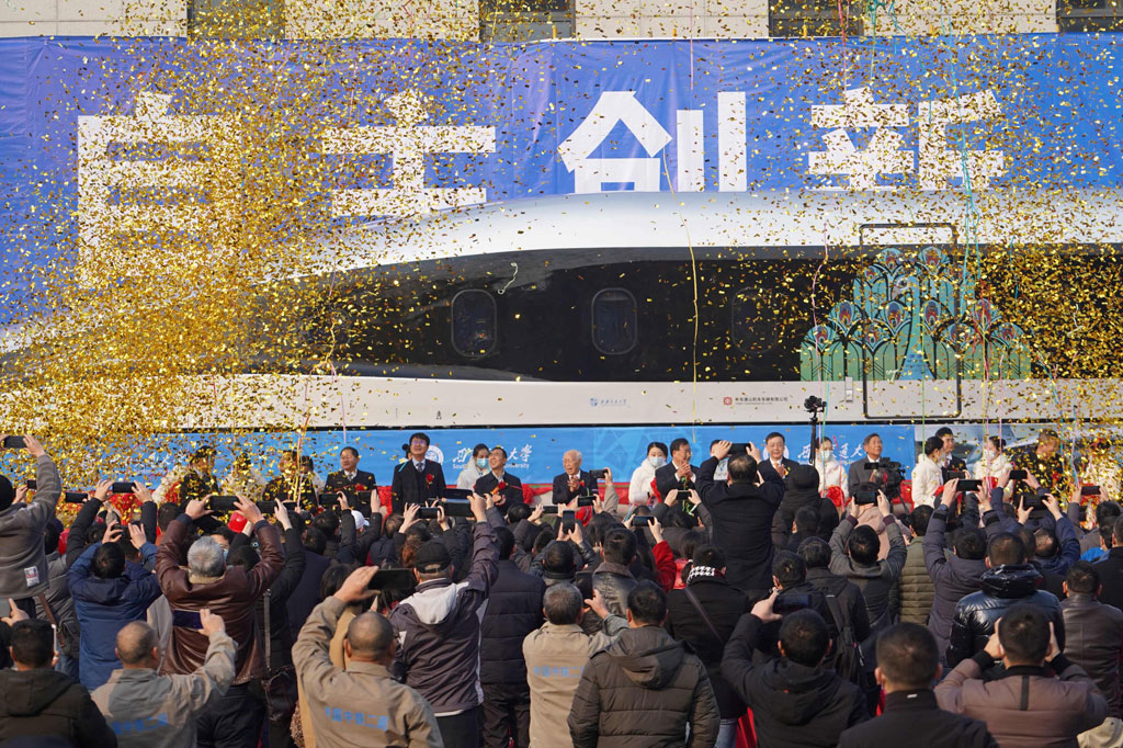 Warga menyaksikan peluncuran prototipe kereta peluru levitasi magnetik (maglev) berkecepatan tinggi di Chengdu, Provinsi Sichuan, Rabu, 13 Januari 2021.