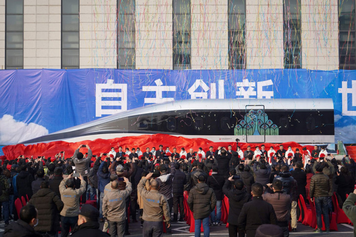 Kereta yang dikembangkan oleh China Railway Rolling Stock Corp (CRRC) ini dapat melaju dengan kecepatan sangat tinggi yaitu 600 km per jam. Kereta ini direncanakan bisa mulai melayani penumpang pada 2021.