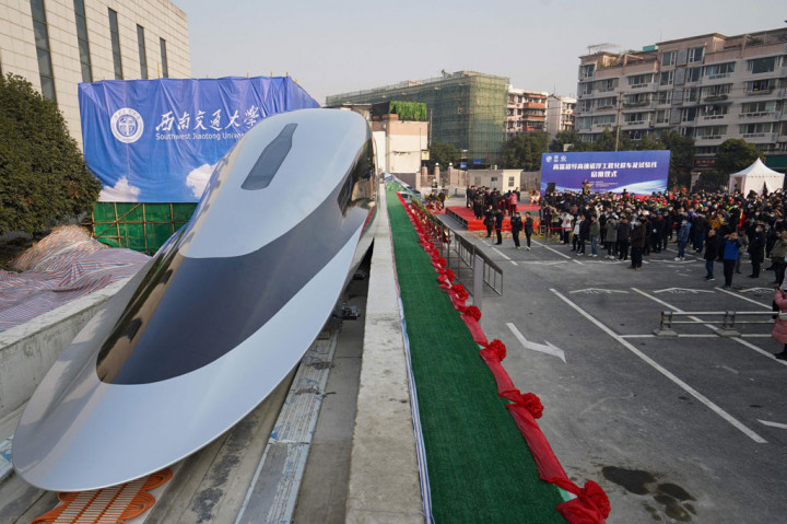 Wakil Kepala Teknis CRRC Qingdao Sifang, Ding Sansan mengatakan dengan kecepatan sangat tinggi, maglev dapat melakukan perjalanan dari Beijing ke Shanghai hanya dalam waktu sekitar 3,5 jam, mengalahkan kecepatan pesawat udara yang memakan waktu 4,5 jam.