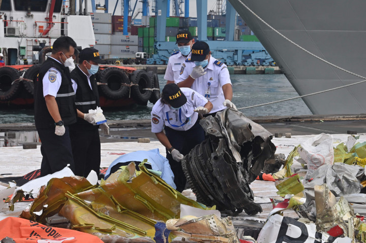 Memasuki hari kelima evakuasi Sriwijaya Air SJ182, proses pencarian jenazah serta puing-puing pesawat Sriwijaya Air SJ182 masih terus dilakukan.