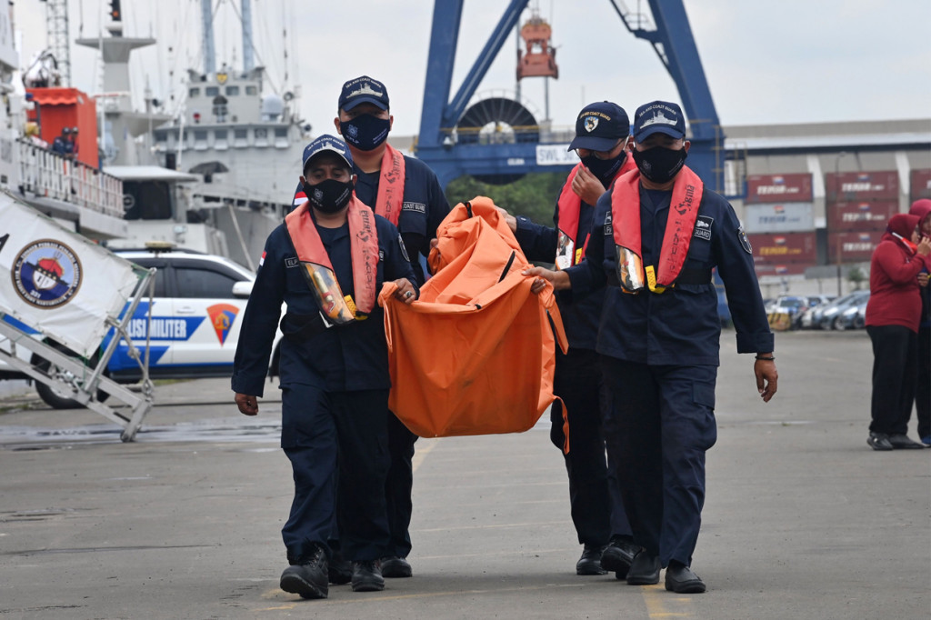 Di hari kelima ini, tim SAR gabungan kembali mendapatkan temuan bagian tubuh korban serta material pesawat dari lokasi pencarian di perairan Kepulauan Seribu.