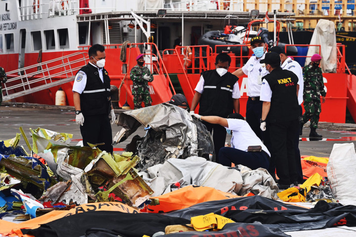 141 kantong jenazah tersebut berisi bagian tubuh atau body parts, 31 kantong kecil yang berisi serpihan pesawat, dan 28 potongan besar pesawat.
