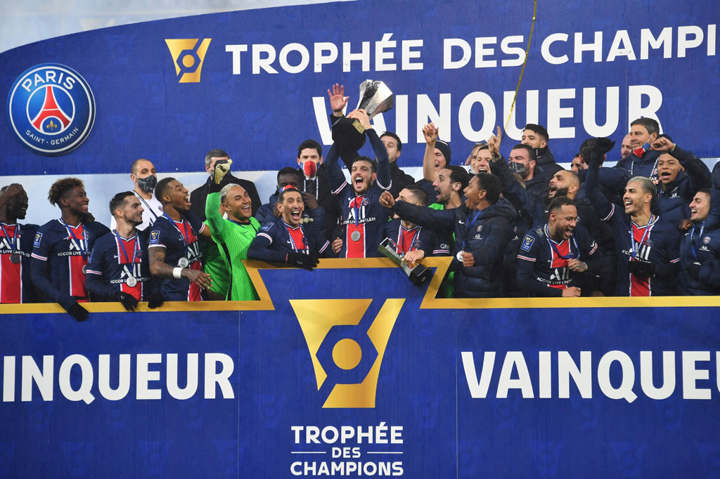 Para pemain Paris Saint-Germain meluapkan kegembiraan sambil mengangkat trofi Piala Super Prancis (Trophee des Champions) yang baru saja mereka raih di Bollaert-Delelis Stadium, Lens, Kamis, 14 Januari 2021 dini hari WIB.