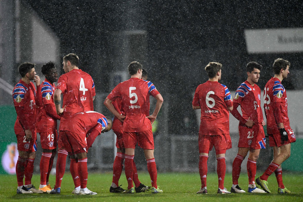 Para pemain Bayern Muenchen tidak dapat menyembunyikan kekecewaan mereka usai disingkirkan klub divisi dua Bundesliga Holstein Kiel di babak kedua Piala Jerman. Die Roten kalah 5-6 di lewat adu penalti.