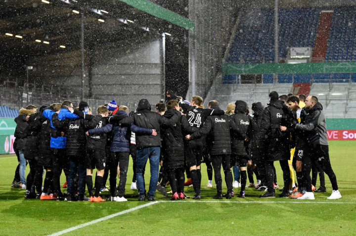 Sementara para pemain Holstein Kiel meluapkan kegembiraan mereka usai memastikan diri melaju ke babak 16 besar DFB Pokal.