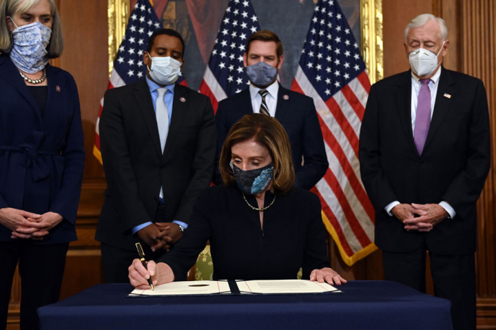 Ketua DPR Nancy Pelosi menandatangani pasal pemakzulan untuk Presiden AS Donald Trump di Gedung Parlemen, Capitol Hill, Washington DC, Rabu, 13 Januari 2021 waktu setempat.