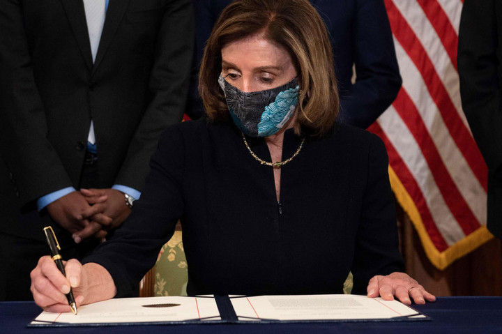 Donald Trump pada Rabu, 13 Januari menjadi Presiden AS pertama yang dimakzulkan untuk kedua kalinya, ketika mayoritas bipartisan di Dewan Perwakilan memilih untuk menuduhnya menghasut serangan minggu lalu di Capitol AS.