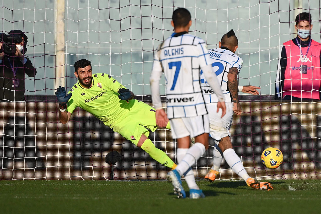 Pelanggaran oleh kiper Fiorentina Pietro Terraciano terhadap Alexis Sanchez membuat wasit menghadiahkan penalti kepada Inter. Eksekusi penalti diambil dengan sempurna oleh Arturo Vidal.