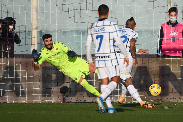 Pelanggaran oleh kiper Fiorentina Pietro Terraciano terhadap Alexis Sanchez membuat wasit menghadiahkan penalti kepada Inter. Eksekusi penalti diambil dengan sempurna oleh Arturo Vidal.