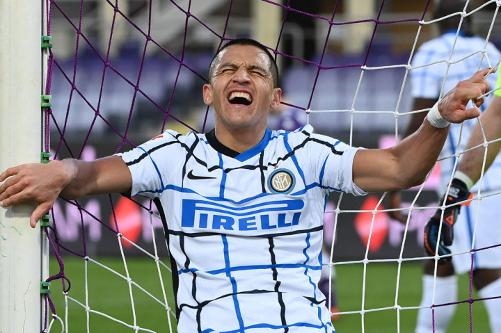 Inter menciptakan beberapa peluang untuk mencetak gol. Sanchez menciptakan peluang namun tidak mampu mengontrol umpan silang Ivan Perisic dari sisi kiri kotak penalt. Sanchez kembali mengancam melalui tandukan, namun masih dapat ditahan kiper Terracciano, sebelum sang kiper membelokkan sepakan melengkung Eriksen dari tepi kotak penalti.