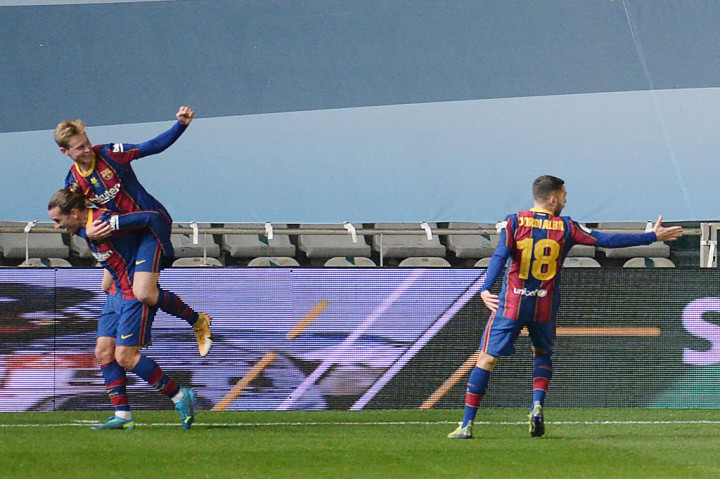 Blaugrana kemudian unggul terlebih dahulu lewat tandukan Frenkie de Jong pada menit ke-39 usai menuntaskan umpan silang Antoine Griezmann dari sisi kiri.