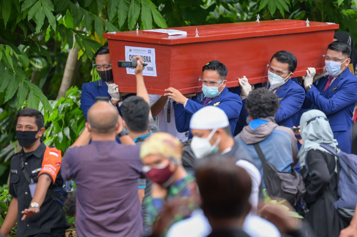 Jenazah korban jatuhnya pesawat Sriwijaya Air SJ 182 atas nama Okky Bisma yang juga merupakan pramugara maskapai tersebut dimakamkan di Tempat Pemakaman Umum (TPU) Balekambang, Condet, Jakarta Timur, Kamis, 14 Januari 2021.