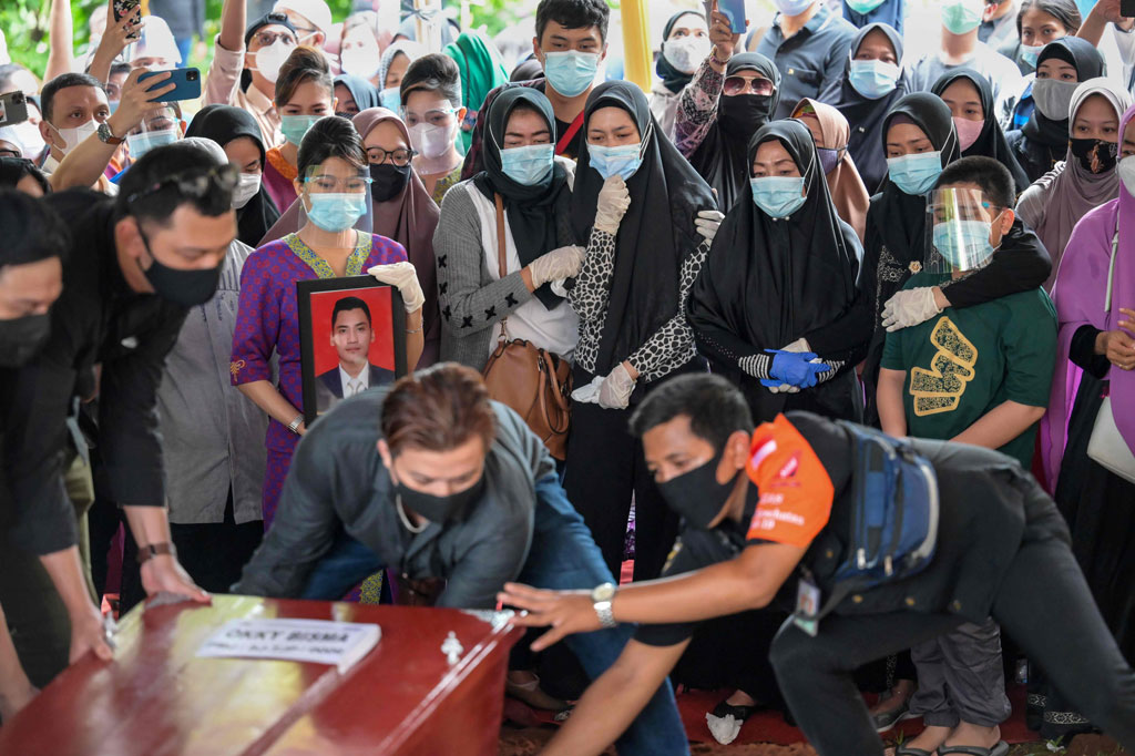 Pihak keluarga, istri, ayah, dan kerabat dekat Okky, serta pihak maskapai Sriwijaya Air turut memakamkan Almarhum.