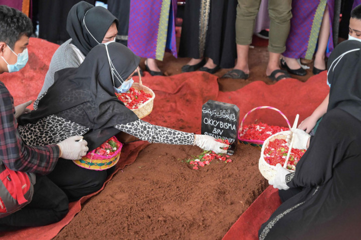 Proses pemakaman selesai sekitar pukul 12.30 WIB dan kemudian dilanjutkan dengan tabur bunga oleh pihak keluarga.