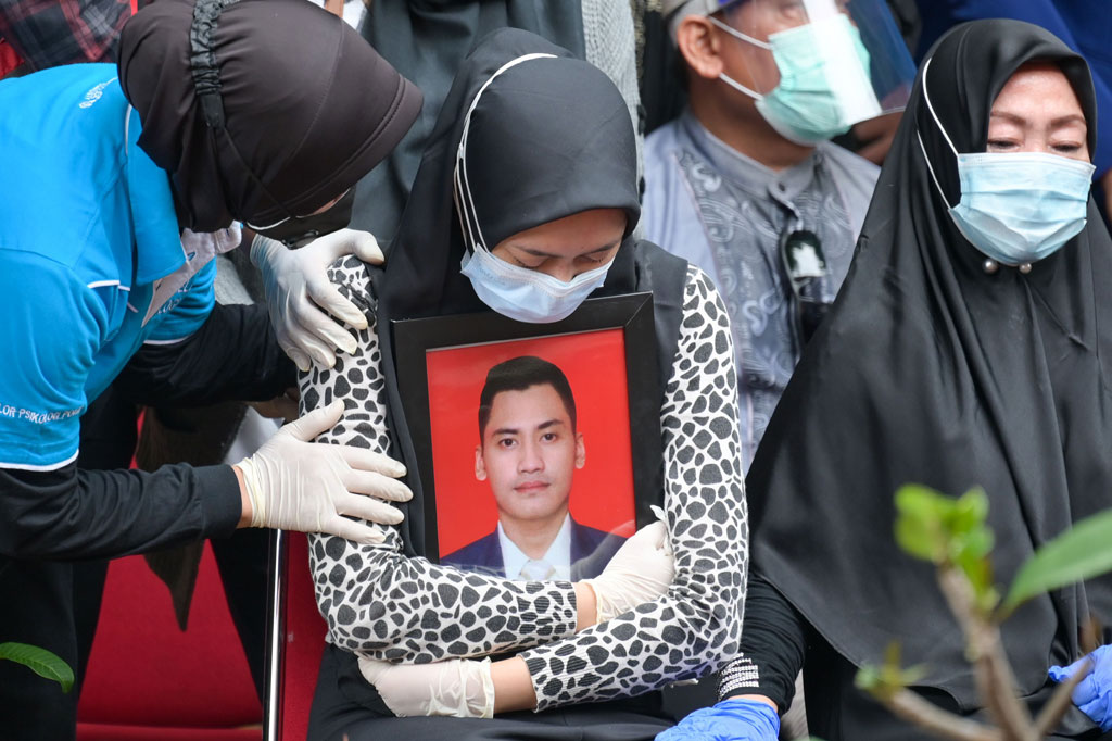Aldha Refa mendekap foto mendiang suaminya Okky Bisma saat prosesi pemakaman di TPU Balekambang, Condet, Jakarta Timur.