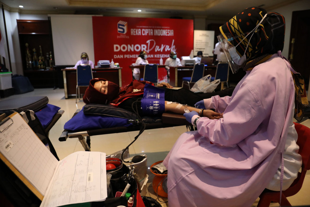 Karyawan Media Group mengikuti aksi donor darah di kantor Media Indonesia, Jakarta.
