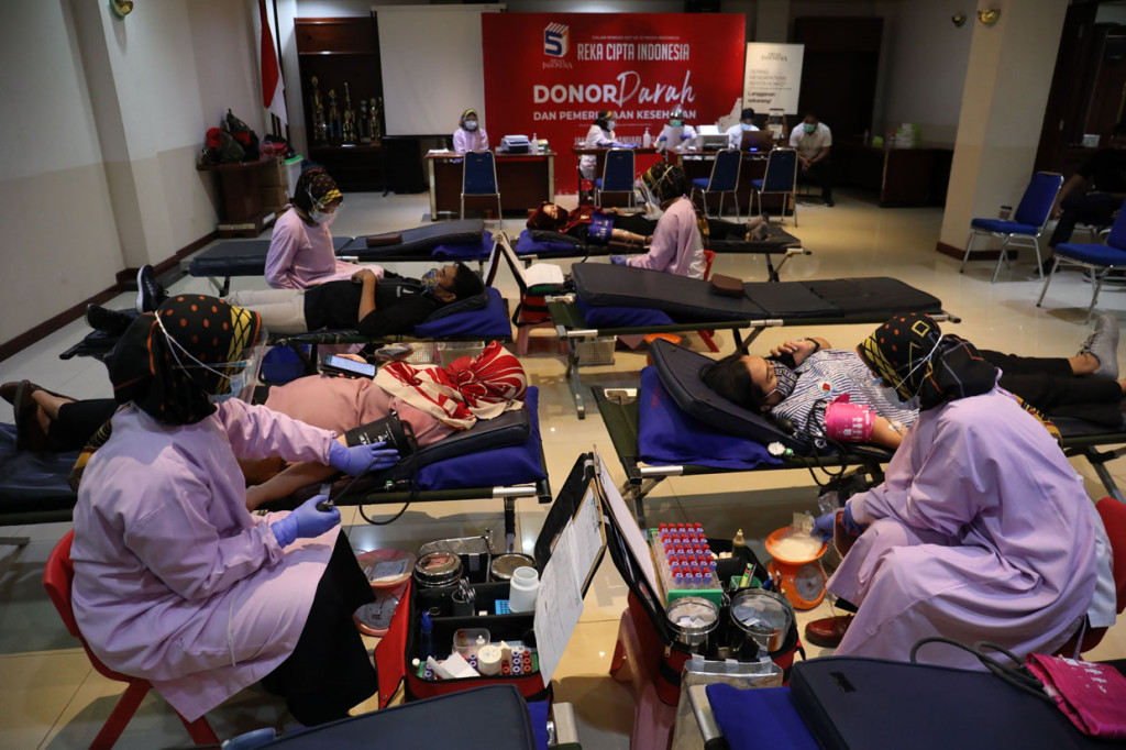 Media Indonesia bekerja sama dengan Palang Merah Indonesia (PMI) Kabupaten Tangerang menggelar aksi donor darah.