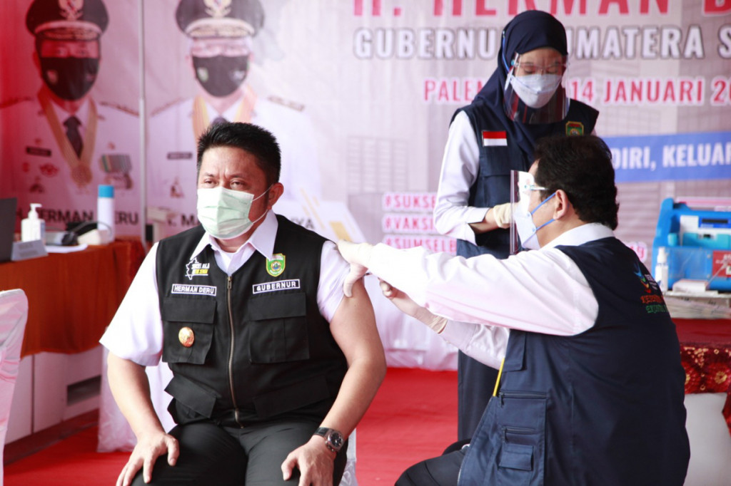Gubernur Sumatera Selatan beserta Kapolda serta Pangdam II Sriwijaya mengawali penyuntikan vaksin Covid-19 dari Puskesmas Gandus Kelurahan Pulokerto di perbatasan Kota Palembang dan Kabupaten Muara Enim.