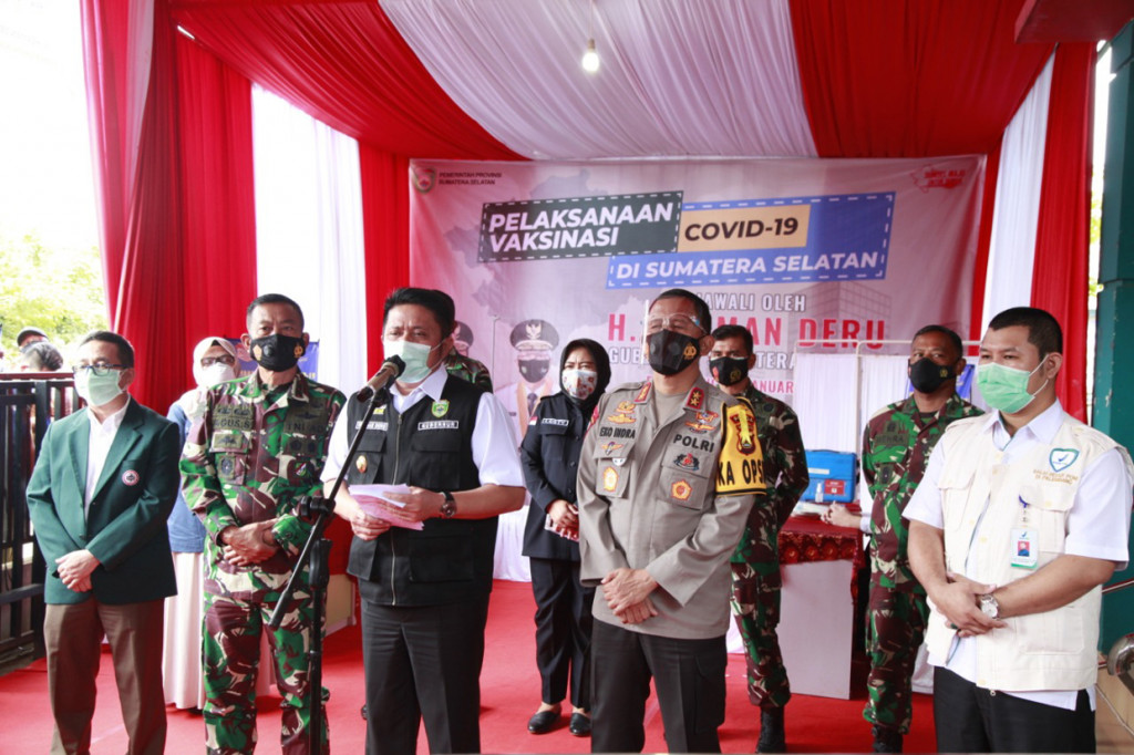 Herman Deru mengatakan vaksinasi Covid-19 harus diawali dari puskesmas sebagai faskes terdepan untuk meyakinkan masyarakat bahwa vaksin aman dan tidak hanya diperuntukkan kalangan tertentu.