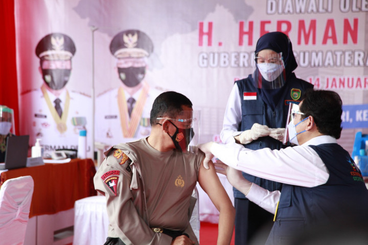 Pihaknya bahkan menargetkan 5,7 juta masyarakat di Sumsel sudah divaksin dalam waktu satu tahun kedepan agar penyebaran Covid-19 segera mereda dan aktivitas masyarakat kembali normal.