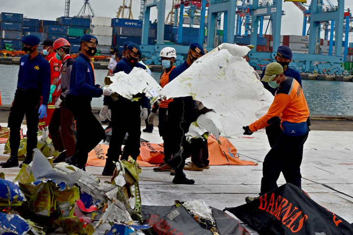 Petugas menata serpihan badan pesawat Sriwijaya Air S-J182 di Jakarta International Container Terminal (JICT), Tanjung Priok, Jakarta.