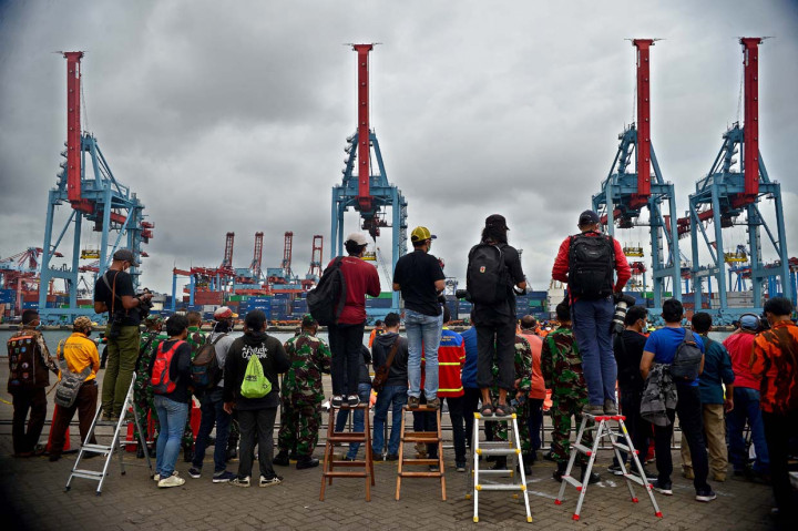 Jurnalis bertugas memantau serpihan badan pesawat Sriwijaya Air S-J182 di Jakarta International Container Terminal (JICT), Tanjung Priok, Jakarta.
