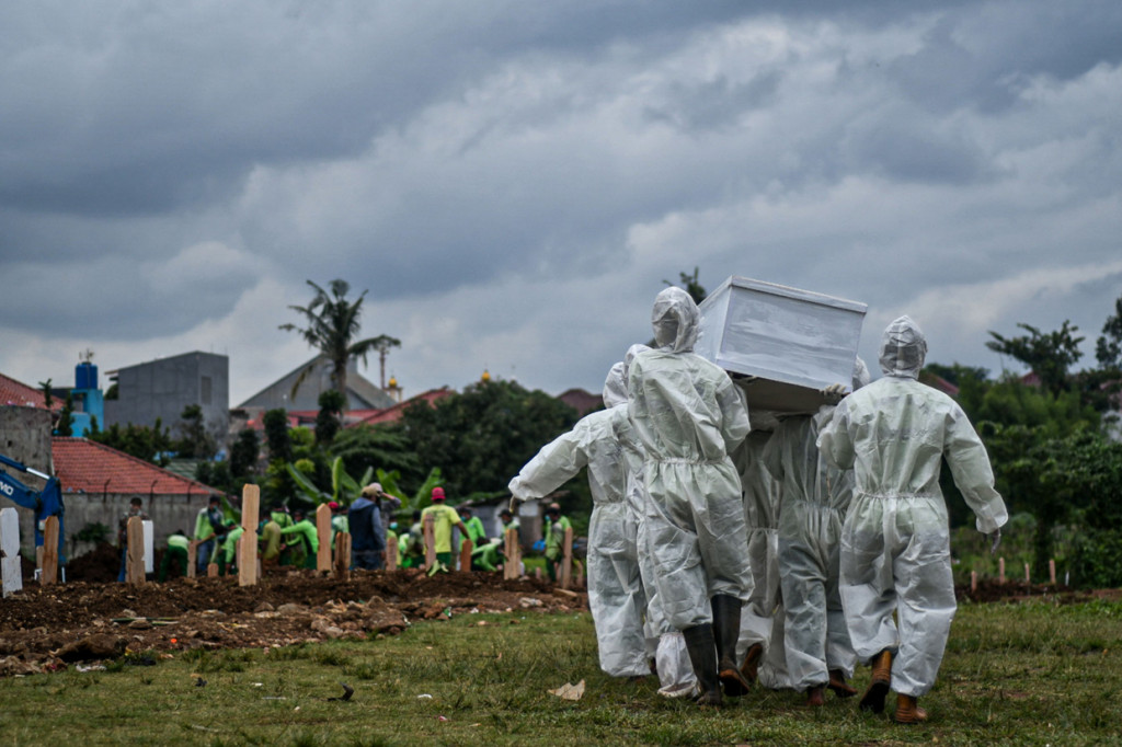 Pemerintah Provinsi DKI Jakarta menambah pemakaman untuk jenazah covid-19 di Srengseng Sawah, Jakarta Selatan. Kebijakan ini diambil karena lahan pemakaman di Taman Pemakaman Umum (TPU) khusus covid-19 semakin menipis.