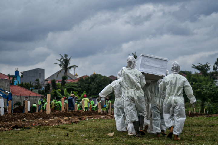 Pemerintah Provinsi DKI Jakarta menambah pemakaman untuk jenazah covid-19 di Srengseng Sawah, Jakarta Selatan. Kebijakan ini diambil karena lahan pemakaman di Taman Pemakaman Umum (TPU) khusus covid-19 semakin menipis.