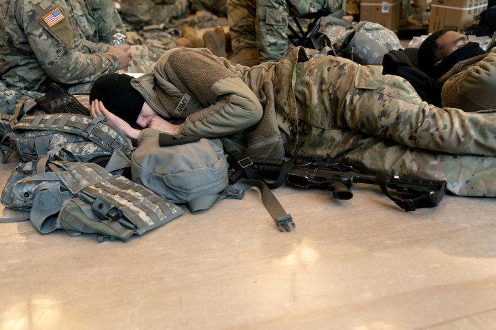 Ratusan personel Garda Nasional AS yang ditugaskan menjaga Gedung Capitol AS, tampak tidur di lantai dan memenuhi salah satu bagian gedung simbol demokrasi AS tersebut.