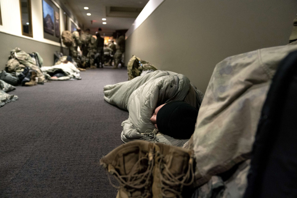 Para personel Garda Nasional AS itu ditugaskan membantu Kepolisian Capitol AS dalam mengamankan Gedung Capitol AS usai diserbu para pendukung Presiden Donald Trump pada 6 Januari lalu.