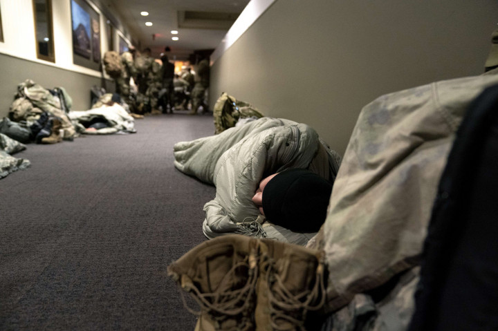 Para personel Garda Nasional AS itu ditugaskan membantu Kepolisian Capitol AS dalam mengamankan Gedung Capitol AS usai diserbu para pendukung Presiden Donald Trump pada 6 Januari lalu.