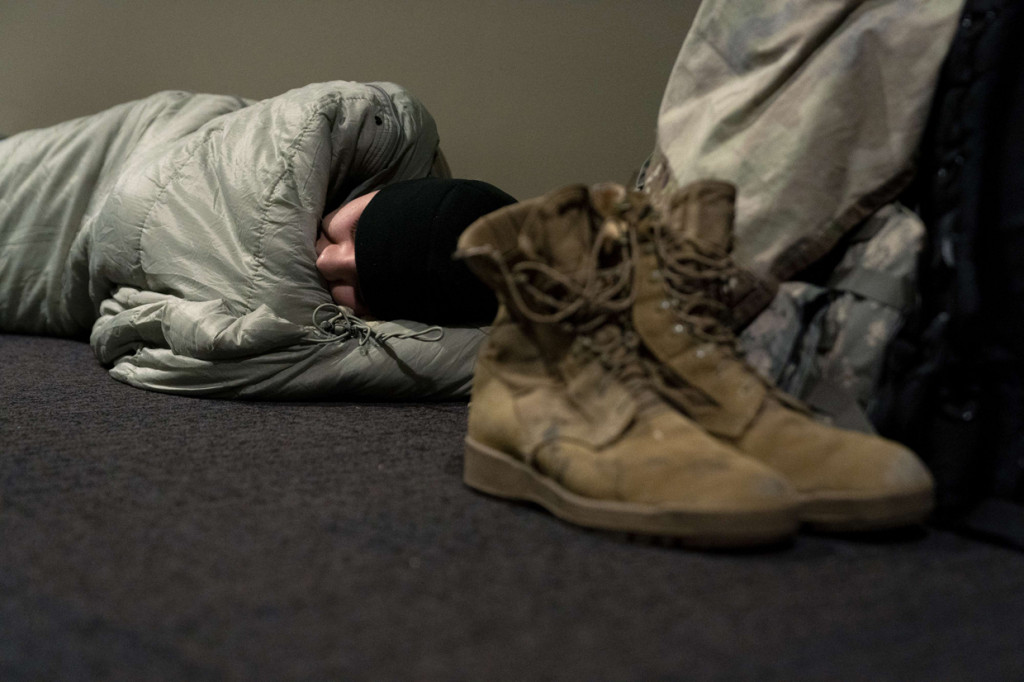 Sembari menunggu momen pelatikan Joe Biden, sesekali mereka bergantian beristirahat.