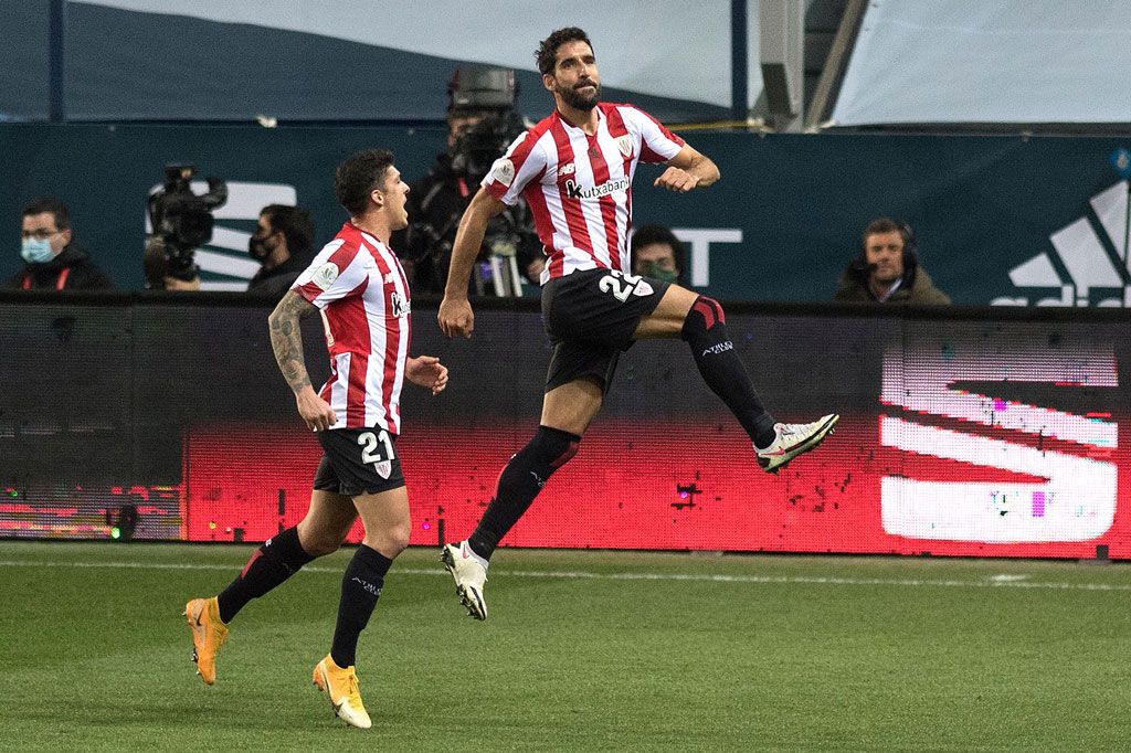Bilbao bermain berani sejak awal laga dan berhasil membuka keunggulan pada menit ke-18. Gol berawal dari umpan terobosan Dani Garcia yang tak mampu diantisipasi barisan pertahanan Real Madrid. Raul Garcia kemudian menyambutnya dengan dingin untuk memperdaya kiper Thibaut Courtois demi membawa Bilbao 1-0.