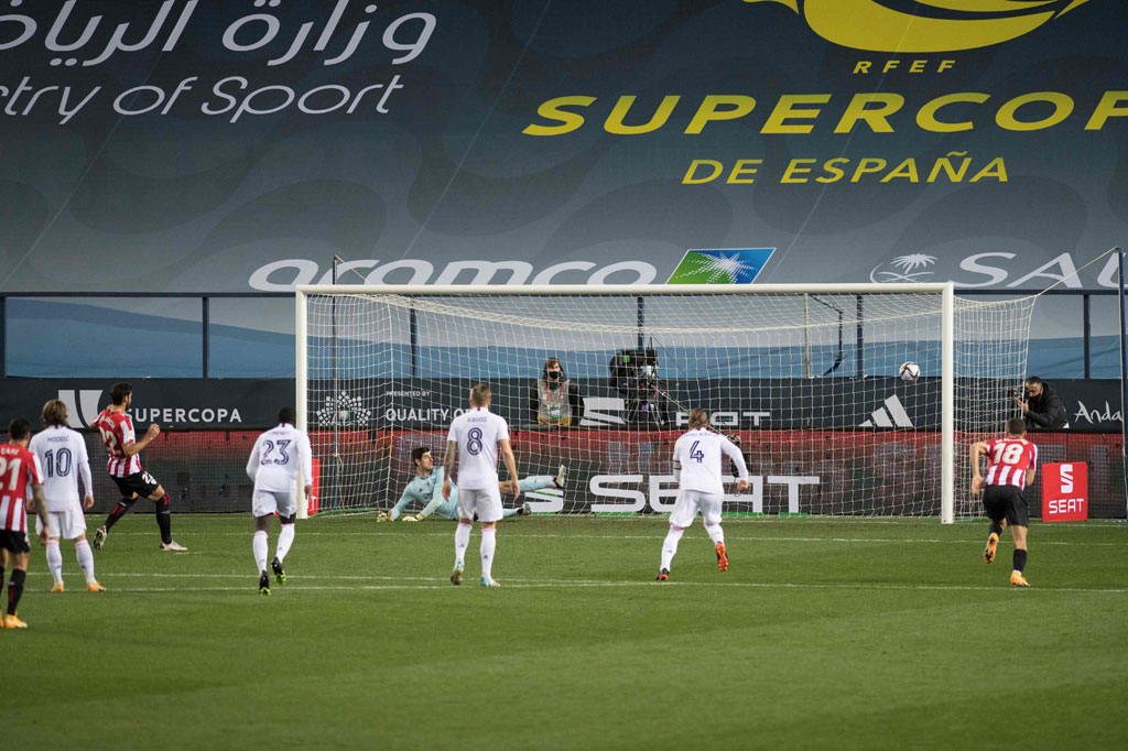 Real Madrid diganjar hukuman penalti setelah Lucas Vazquez menjatuhkan Inigo Martinez di dalam area terlarang pada menit ke-37. Tendangan penalti dihadapi oleh Raul Garcia yang kembali mampu menjaga ketenangannya untuk mengecoh Courtois dan menggandakan keunggulan Bilbao. Skor 2-0 bertahan hingga jeda.