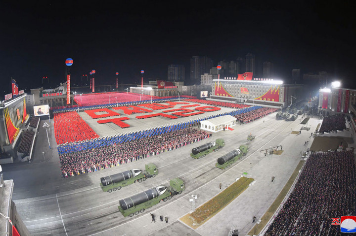 Korea Utara memamerkan rudal balistik baru yang diluncurkan kapal selam pada parade militer di Pyongyang, Kamis, 14 Januari 2021. Parade militer dilakukan setelah Pemimpin Korut Kim Jong Un menutup kongres partai.