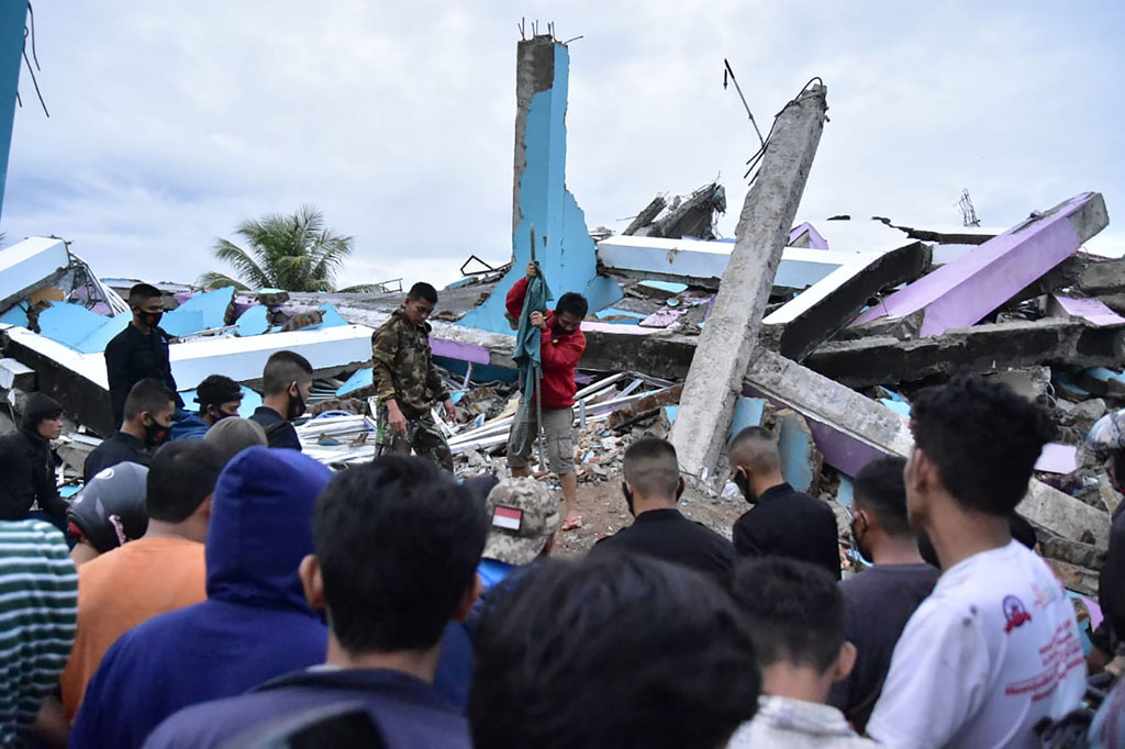 Gempa dengan magnitudo 6,2 yang terjadi di wilayah Kabupaten Majene, Provinsi Sulawesi Barat, pada Jumat, 15 Januari 2021 dini hari, mengakibatkan bangunan Kantor Gubernur Sulawesi Barat (Sulbar) dan gedung RS Mitra Manakarra Mamuju roboh.