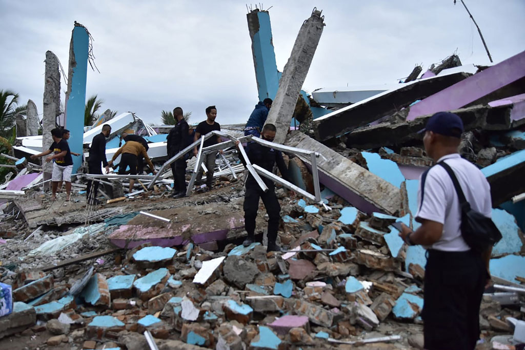 Di RS Mitra Manakarra Mamuju dilaporkan banyak pasien terjebak dalam reruntuhan bangunan. Pasien yang selamat langsung dievakuasi ke lokasi yang dianggap aman.