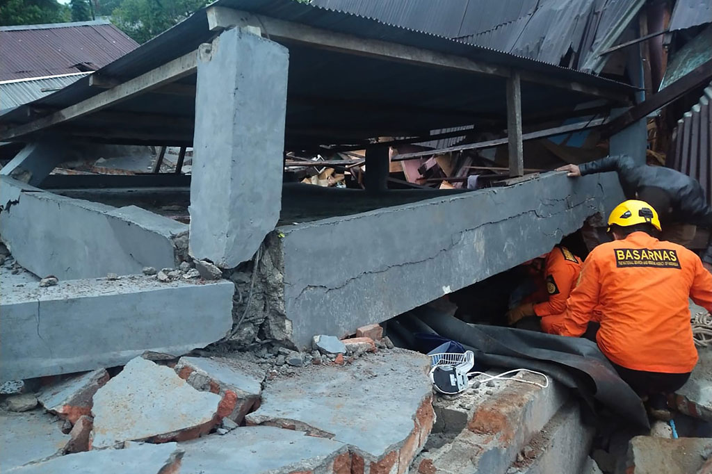 Selain Kantor Gubernur Sulbar dan RS Manakarra Mamuju, beberapa bangunan juga terlihat rusak, di antaranya Mall Mamuju dan bangunan pusat perbelanjaan lainnya, serta rumah-rumah warga.