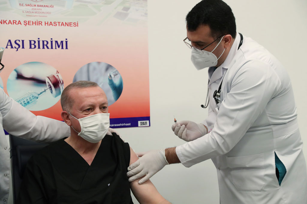Erdogan menambahkan bahwa dia dan anggota senior partai semua akan diinokulasi. Ia pun mendesak politisi lain untuk mendukung vaksin tersebut. 